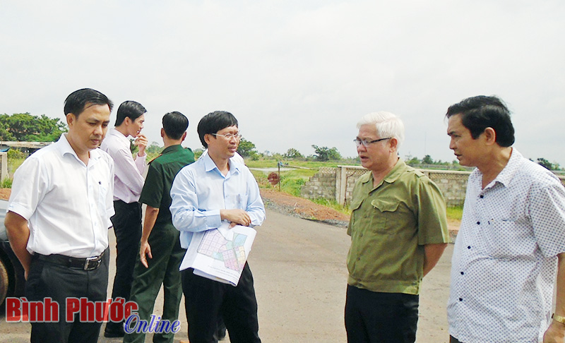 Đồng chí Bí thư Tỉnh ủy Nguyễn Văn Lợi cùng đoàn công tác của tỉnh kiểm tra thực tế quy hoạch chợ biên giới Cửa khẩu Hoa Lư