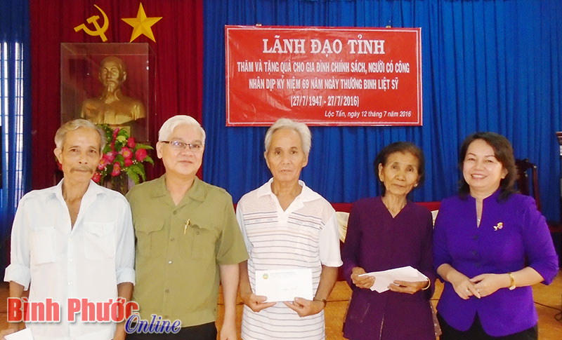 Bí thư Huyện ủy Lộc Ninh Trần Thị Ánh Tuyết cùng đoàn của tỉnh Bình Phước thăm, tặng quà gia đình có công tại xã Lộc Tấn, huyện Lộc Ninh (ảnh: Phương Thảo)