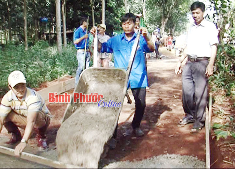 Nhân dân thôn 6, xã Minh Hưng làm đường giao thông nông thôn