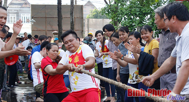 Nhân dân tham gia trò chơi kéo co