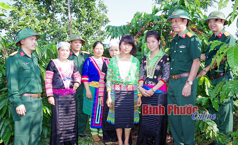 Đại tá Hà Huy Tân, Bí thư Đảng ủy, Phó tư lệnh Binh đoàn 16 (thứ 2 từ phải qua) trao đổi kỹ thuật sản xuất với nữ công nhân người Mông ở Trung đoàn 720