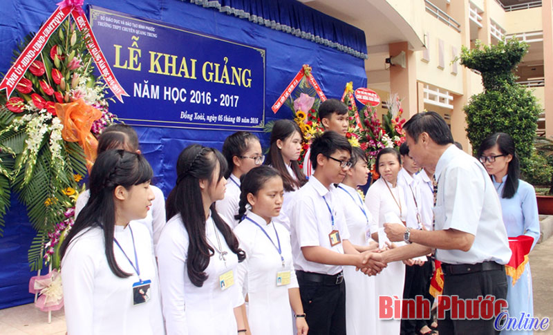 Hội khuyến học tỉnh trao 15 suất học bổng cho các em học sinh Trường THPT chuyên Quang Trung