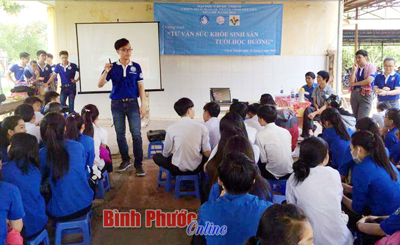 Tuyên truyền viên của Đoàn trường đại học Y Dược thành phố Hồ Chí Minh tư vấn chăm sóc sức khỏe sinh sản