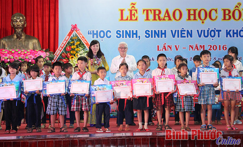 Đồng chí Bí thư Tỉnh ủy Nguyễn Văn Lợi và Phó chủ tịch UBND tỉnh Huỳnh Thị Hằng trao học bổng cho học sinh vượt khó học tốt