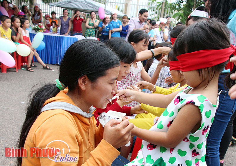 Mẹ và bé cùng tham gia phần chơi ăn sữa chua trong ngày hội trung thu dành cho các bé thiếu nhi tại Khu công nghiệp Bắc Đồng Phú