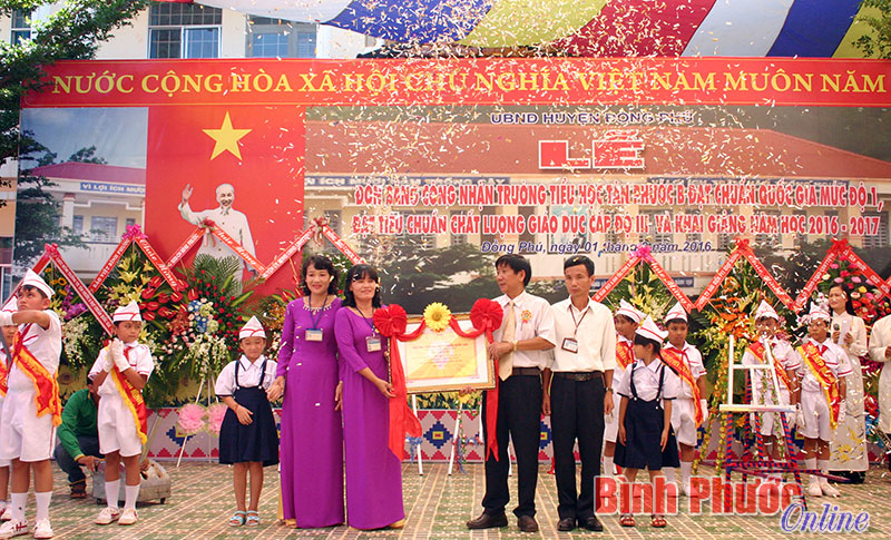 Ông Hồ Hải Thạch, Phó giám đốc Sở GD-ĐT trao bằng công nhận đạt chuẩn quốc gia mức độ 1 cho trường Tiểu học Tân Phước B