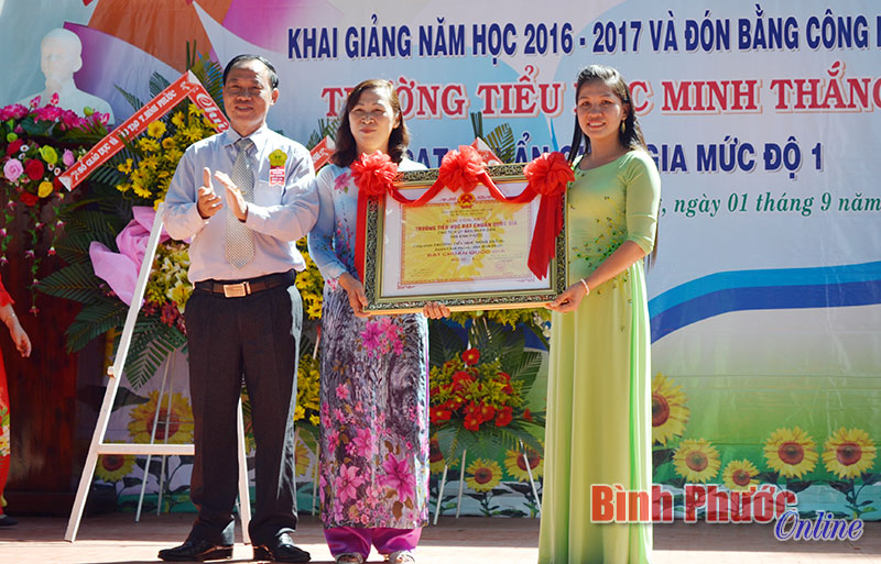 Phó giám đốc Sở GD-ĐT Lê Hải Đăng trao bằng công nhận đạt chuẩn quốc qua mức độ 1 cho trường Tiểu học Minh Thắng