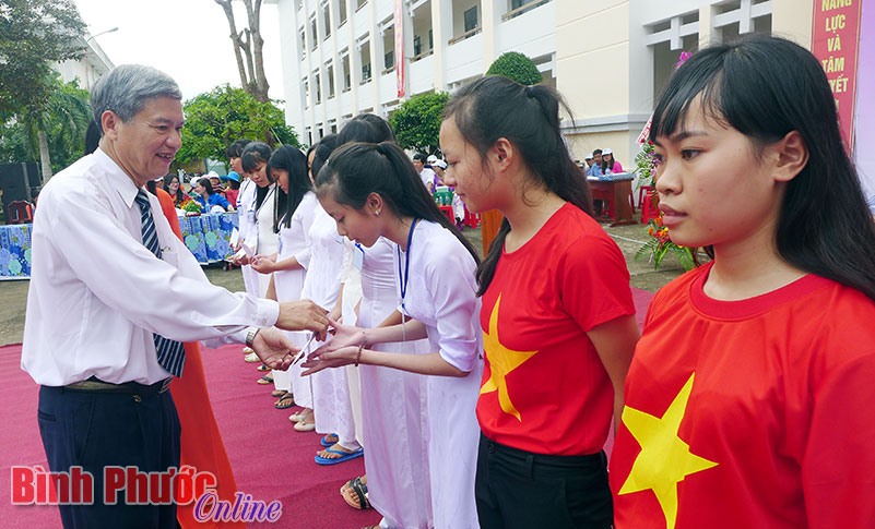 Đồng chí Huỳnh Quang Tiên, Ủy viên Ban Thường vụ Tỉnh ủy, Bí thư thị ủy Đồng Xoài trao học bổng cho các em học sinh có hoàn cảnh khó khăn