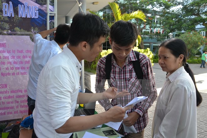 Các chuyên gia tư vấn tuyển sinh đại học, cao đẳng cho thí sinh. 