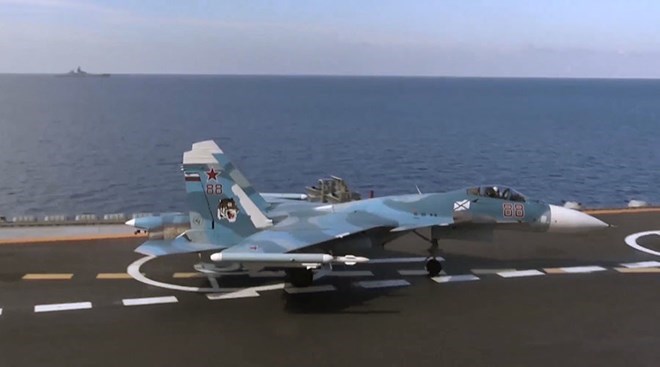 Một chiếc Su-33 hoạt động trên tàu sân bay Đô đốc Kuznetsov của Nga.