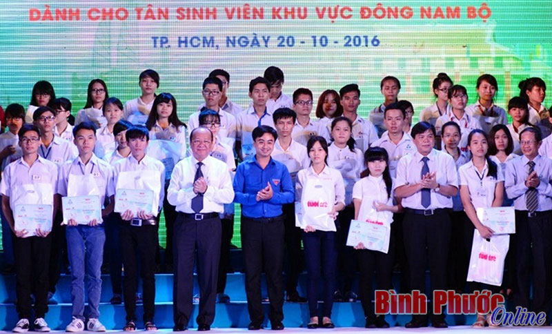 Các tân sinh viên nhận học bổng “Tiếp sức đến trường”