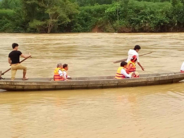 Chùm ảnh: Thích thú với những đám cưới rộn ràng bất chấp mưa lũ ở miền Trung - Ảnh 2.