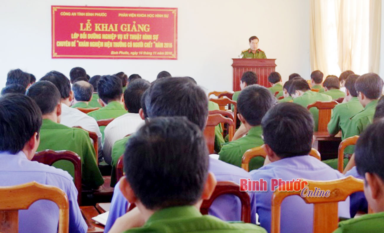 Đại tá Bùi Xuân Thắng phát biểu tại lễ khai giảng