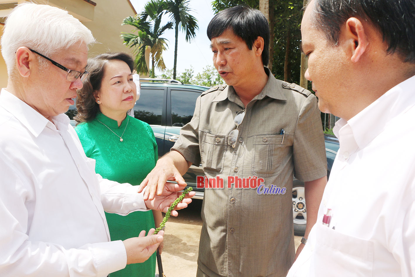 Lãnh đạo huyện Lộc Ninh báo cáo với Bí thư Tỉnh ủy Nguyễn Văn Lợi về sản xuất hồ tiêu sạch trên địa bàn và việc liên kết sản xuất với Công ty Nedspice Việt Nam