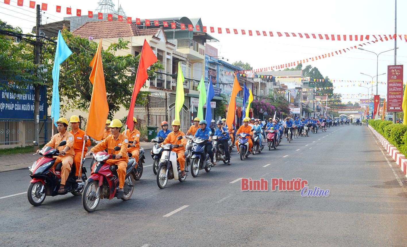 Thanh niên Bình Long ra quân tuyên truyền về tiết kiệm điện trên địa bàn thị xã