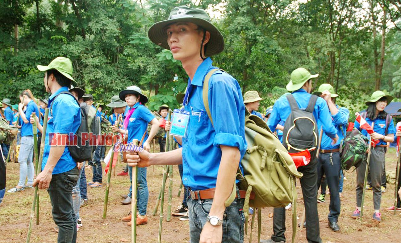 Sau những rèn luyện kỹ năng các trại sinh với chiếc gậy và ba lô hành trình trong đêm khuya hơn 10km theo dấu đường, mật thư.