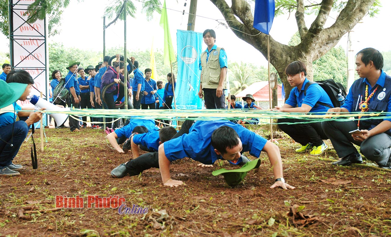 Sau những trận mưa, lớp đất đỏ bazan càng bết bát nhưng các trại sinh vẫn nhanh chóng vượt qua “giao thông hào” dưới sự kiểm soát khắt khe của ban giám khảo.