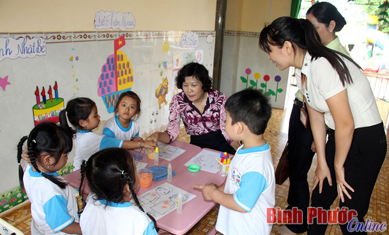 Đoàn công tác kiểm tra công nhận đạt chuẩn phổ cập giáo dục mầm non cho trẻ 5 tuổi tại trường mẫu giáo Phước Thiện (Bù Đốp)