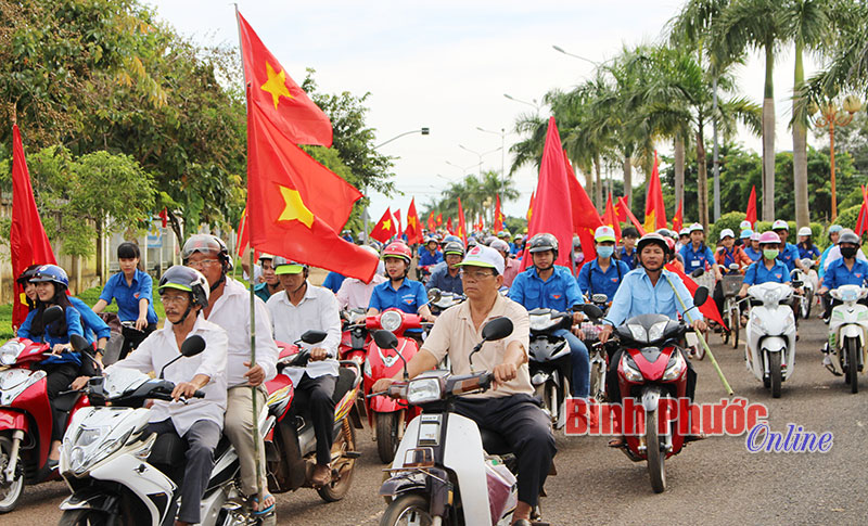 Đoàn diễu hành kêu gọi người dân sử dụng năng lượng tiết kiệm 