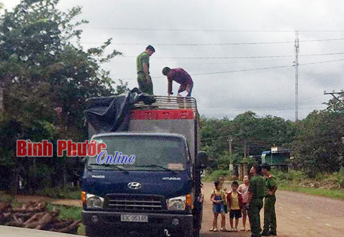 Anh Châu kiểm tra lại hàng để nhận xe về