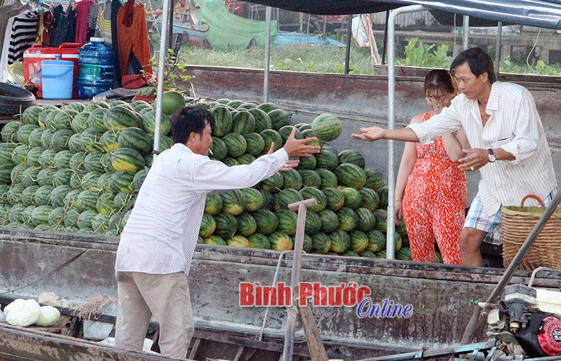 Tiểu thương chuyển hàng từ thuyền bán sang thuyền mua bằng cách tung - bắt.