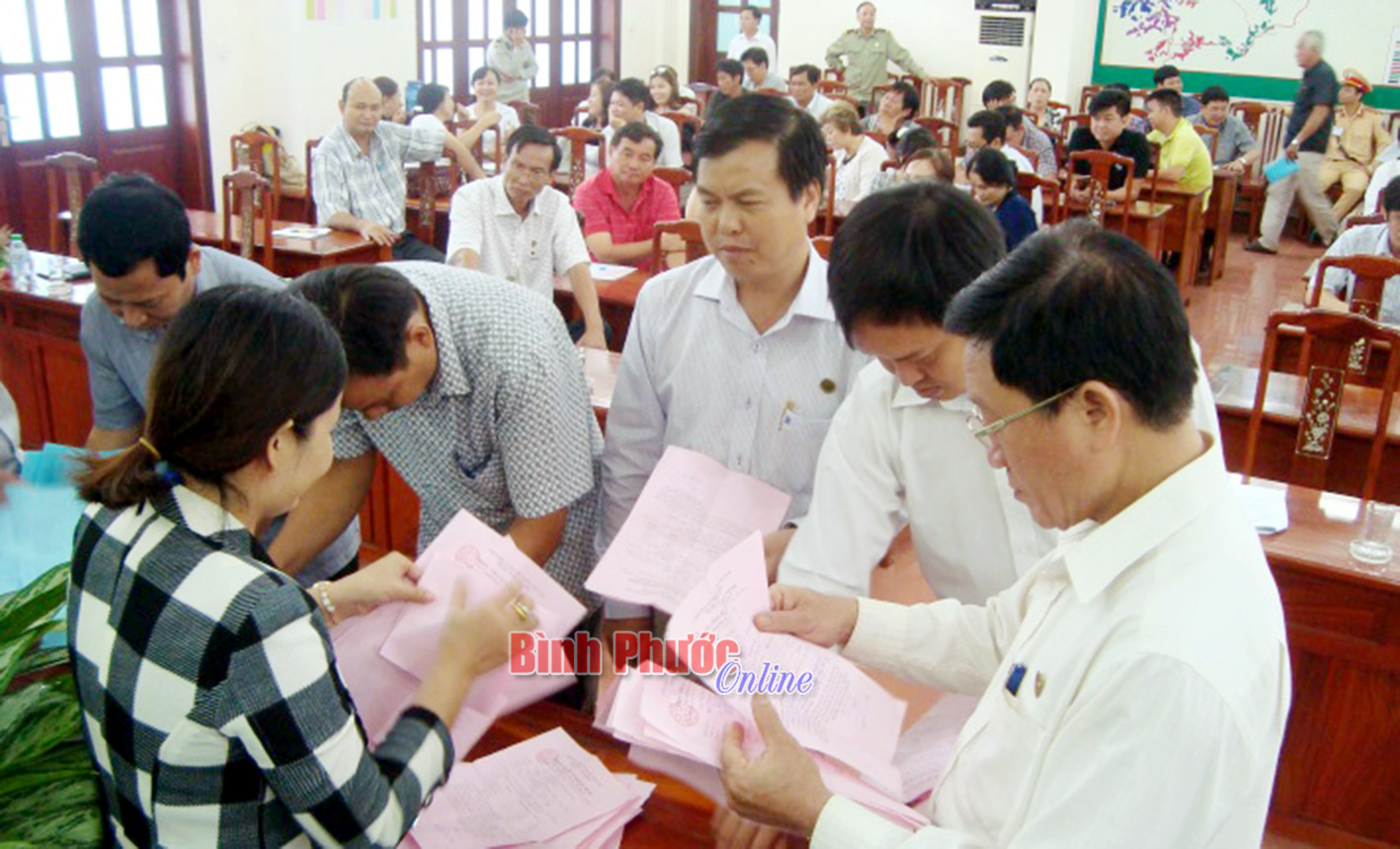 Đại diện công ty và Trung tâm Dịch vụ bán đấu tài sản kiểm tra phiếu bỏ thầu của khách hàng và công bố công khai