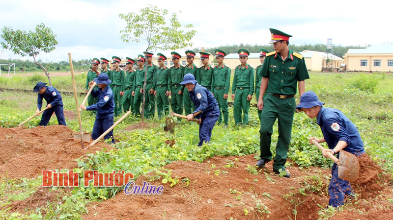 Chiến sĩ được hướng dẫn cách đào, tìm kiếm hài cốt liệt sĩ