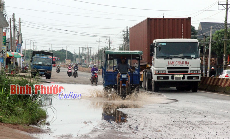 Đường ngập nặng, mỗi khi ôtô chạy qua tạo thành sóng ập vào nhà dân