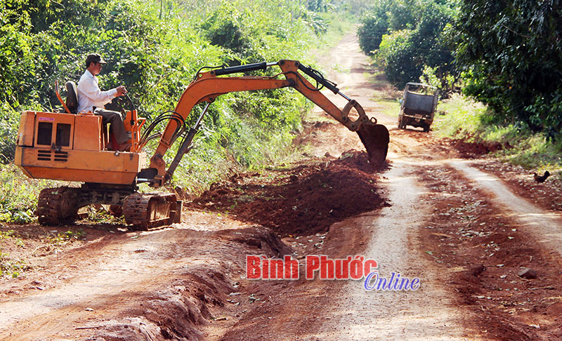 Anh Tùng thường xuyên đem phương tiện ra một mình san ủi đường