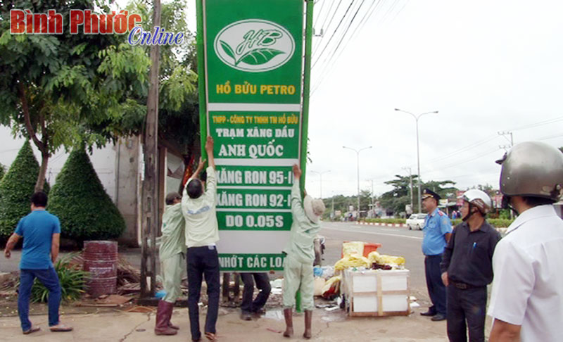 Di dời bảng hiệu lấn hành lang lộ giới