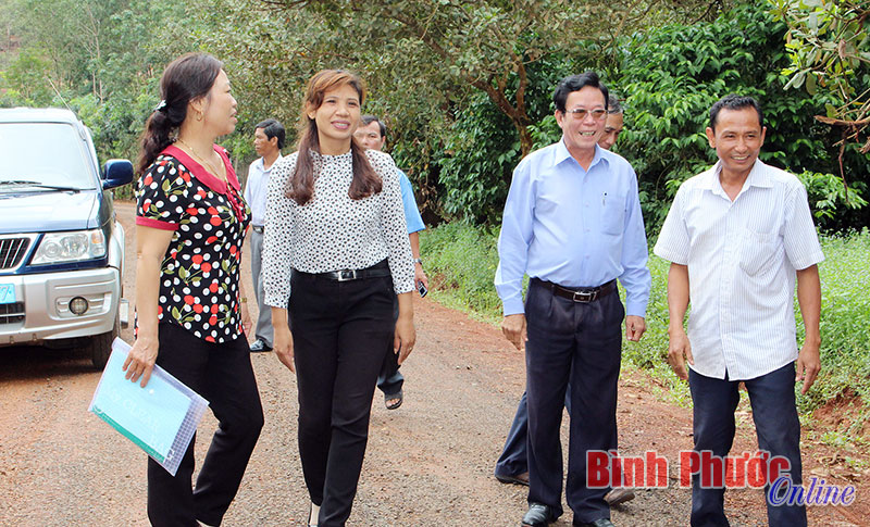 Ông Hồ Quốc Hưng (thứ nhất bên phải) tự hào chia sẻ về nỗ lực của người dân trong ấp khi sửa chữa con đường