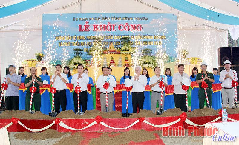 Lãnh đạo tỉnh, thị xã Phước Long, chủ đầu tư và đơn vị thi công thực hiện nghi thức khởi công xây dựng công trình