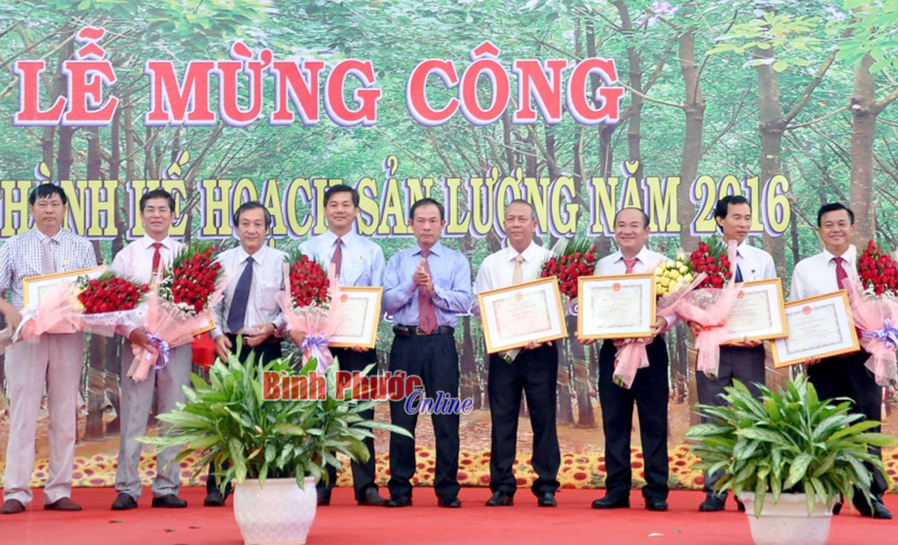 Lãnh đạo Tập đoàn Công nghiệp cao su Việt Nam tặng bằng khen cho lãnh đạo các nông trường trực thuộc công ty hoàn thành xuất sắc nhiệm vụ khai mủ 