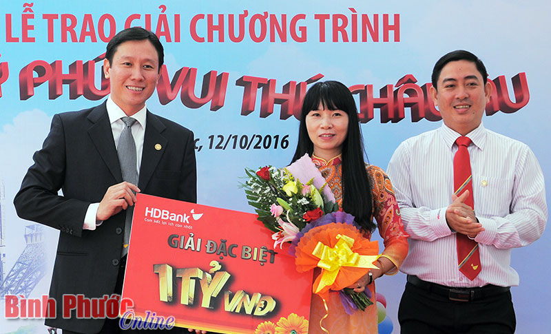 Đại diện HDBank trao giải đặc biệt trị giá một tỷ đồng cho khách hàng Trịnh Thị Hòa