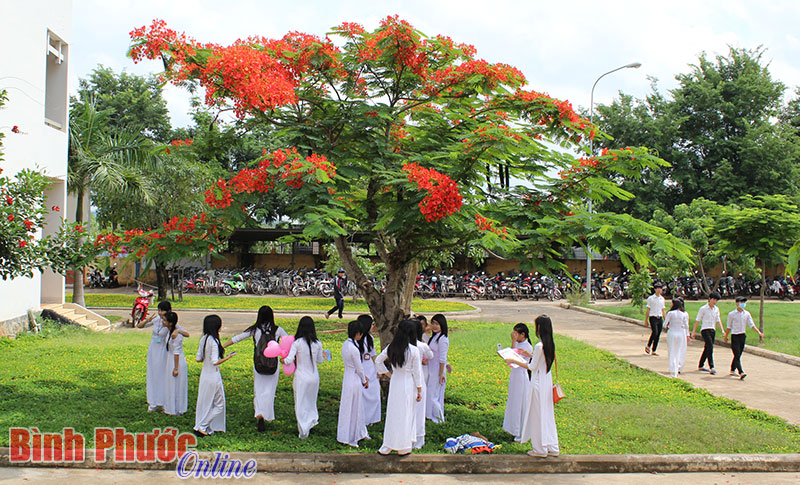 Để ngăn chặn bạo lực học đường đòi hỏi môi trường sư phạm trong sáng, yêu thương và gương mẫu. Trong ảnh: Nữ sinh Trường THPT Hùng Vương, thị xã Đồng Xoài - Ảnh: S.H