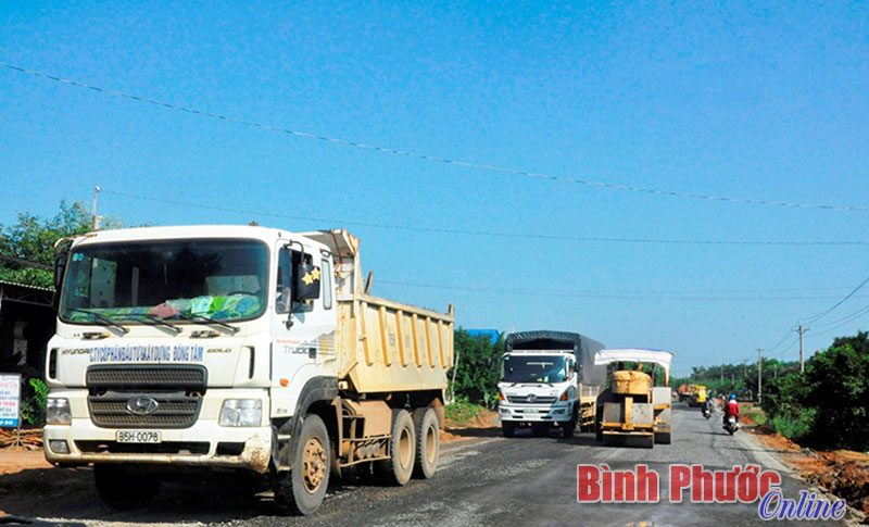 Hiện các xã đang đẩy nhanh tiến độ thi công tuyến đường giao thông để về đích nông thôn mới