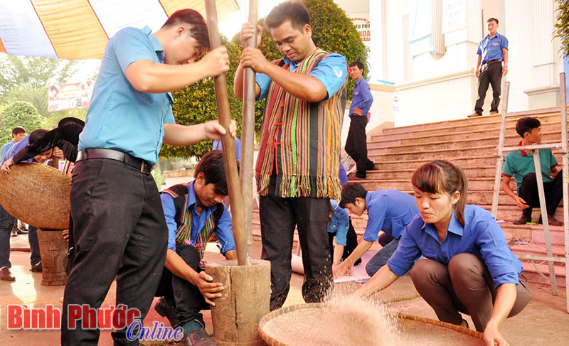 Thanh niên thích thú tham gia hội thi “Giã gạo nuôi quân”