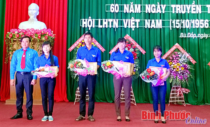 Bí thư Huyện đoàn Bù Đốp Hồ Bá Toàn trao giấy khen cho các tập thể, cá nhân có thành tích trong công tác hội và phong trào thanh thiếu niên 