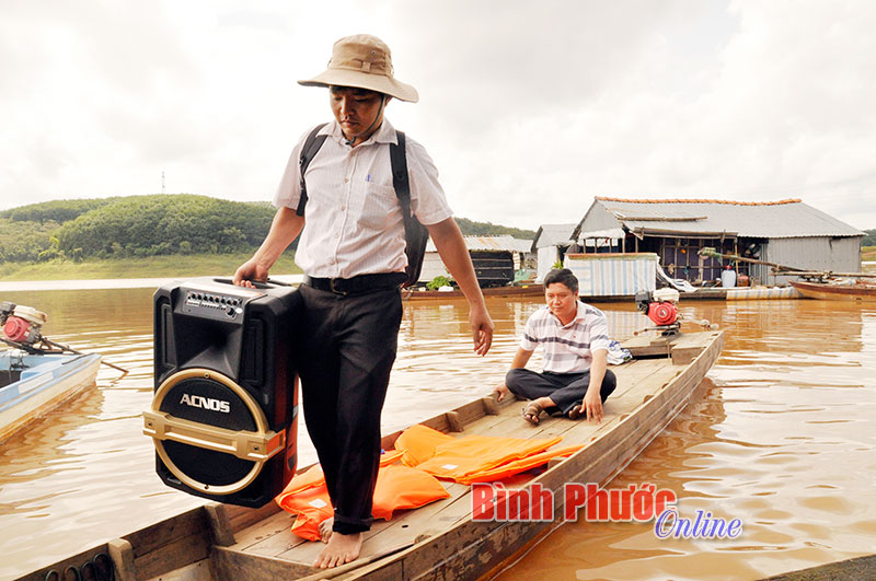 Cán bộ Sở Nông nghiệp và Phát triển nông thôn thường xuyên tổ chức các đợt tuyên truyền nâng cao ý thức người dân trong việc khai thác nguồn lợi thủy sản tự nhiên; phổ biến pháp luật liên quan đến việc cấm sử dụng lưới mắt nhỏ tận thu, tận diệt các loại thủy sản.