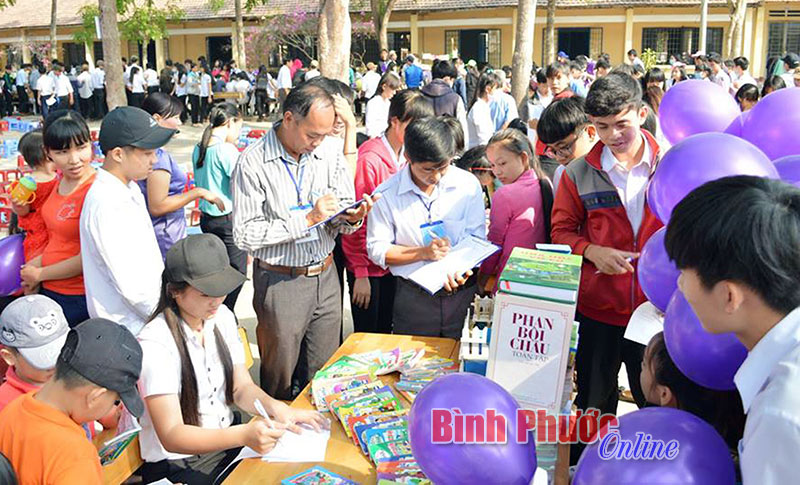 Đoàn viên, học sinh Trường THPT Chu Văn An tham gia “Ngày hội đọc sách” năm 2016