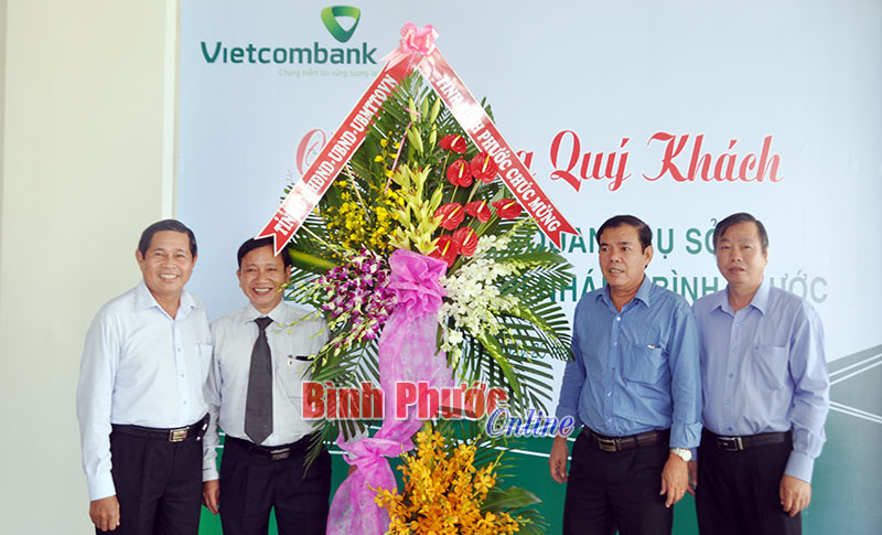 Tỉnh ủy, HĐND, UBND, UBMTTQ Việt Nam tỉnh tặng lẵng hoa chúc mừng Vietcombank Bình Phước