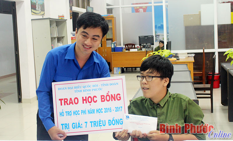 Phó bí thư Tỉnh đoàn Trần Quốc Duy tặng học bổng năm học 2016-2017 cho em Vũ Kiều Hải Hòa 