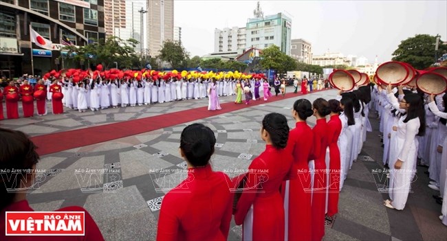 Lễ hội Áo dài được diễn ra trong không gian mở góp phần tạo nên một trải nghiệm thực, gần gũi và sống động giữa du khách và chiếc áo dài Việt.