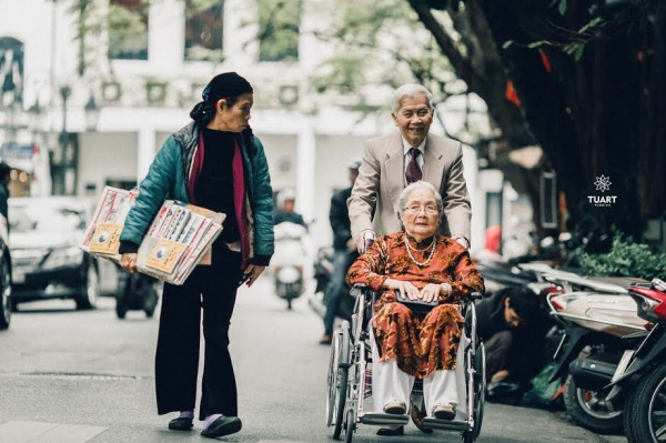 Bộ ảnh tình yêu của ông bà U90 khiến ngàn người cảm động