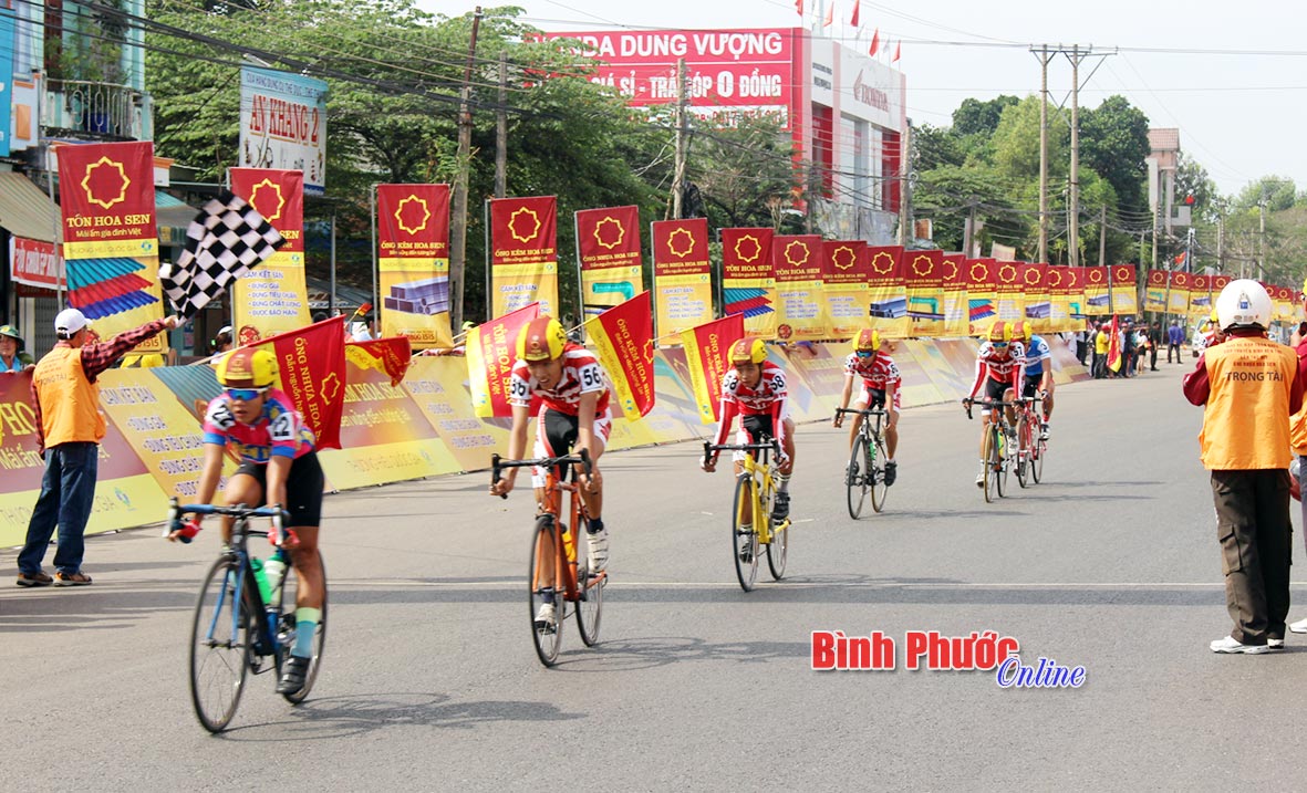 Các tay đua tranh tài tại chặng Đồng Xoài, giải đua xe cúp truyền hình Bến Tre năm 2016 (Ảnh minh họa)