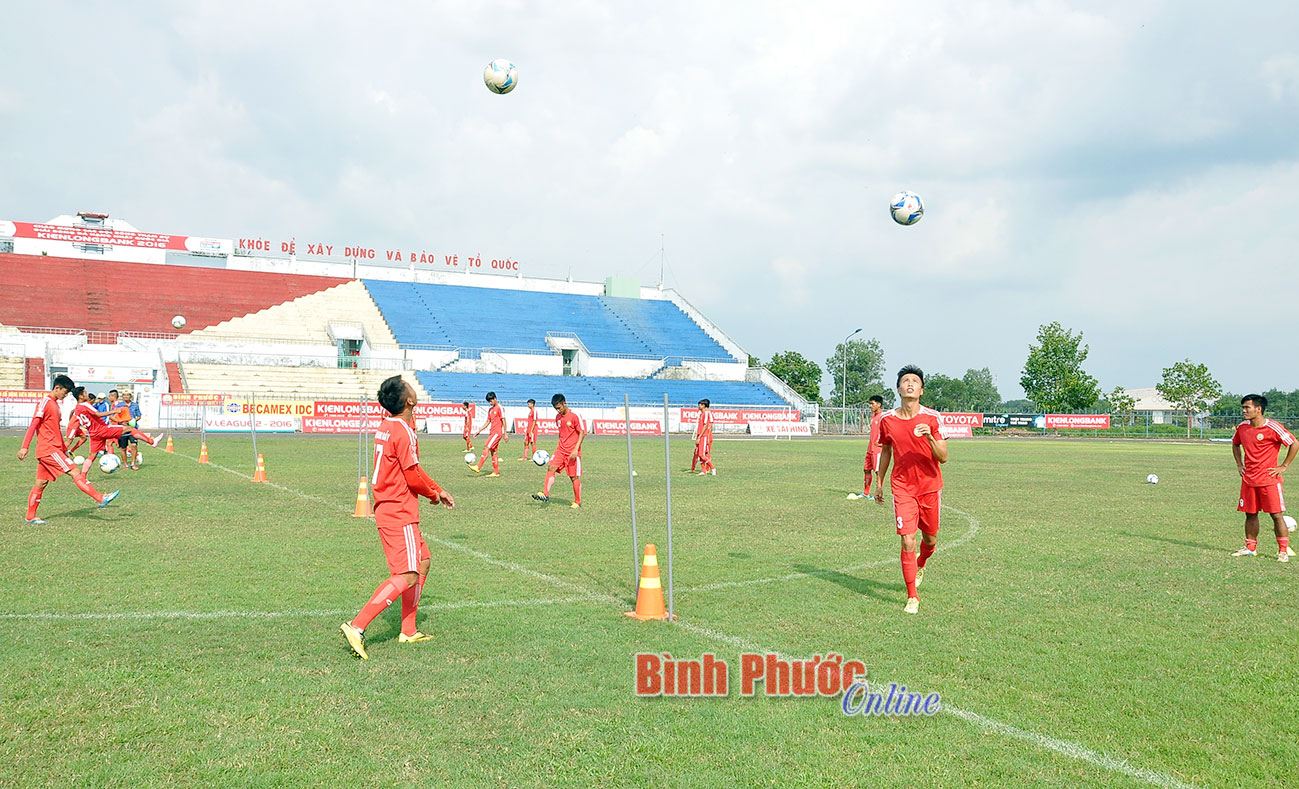 Ban huấn luyện và các cầu thủ tích cực tập luyện cho trận mở màn mùa giải 2017 trên sân nhà