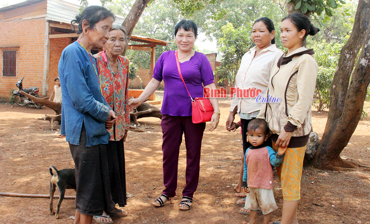 Nhân viên y tế thôn bản xã Bình Minh (giữa) vận động người dân phòng, chống sốt xuất huyết