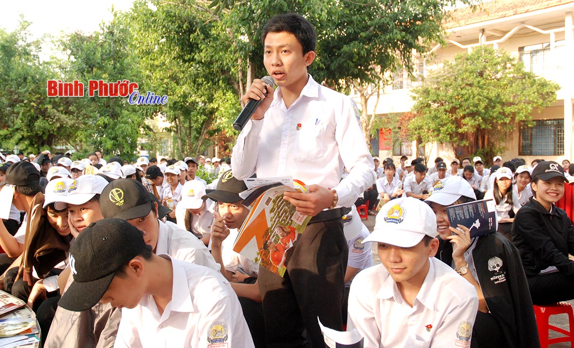 Em Võ Văn Ánh, học sinh Trường THPT Đồng Xoài bày tỏ ước mơ, hoài bão với chuyên gia hướng nghiệp