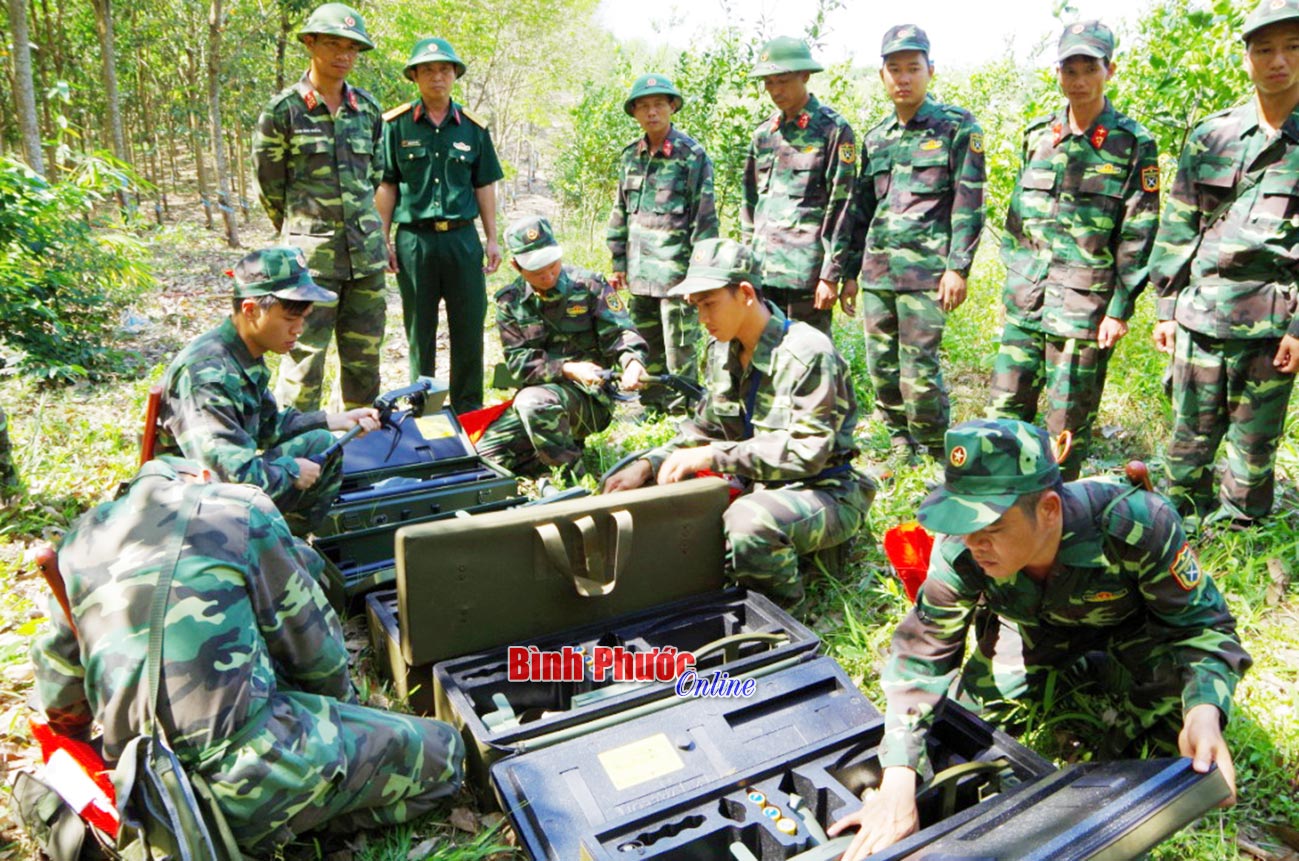 Các sĩ quan, quân nhân chuyên nghiệp, nhân viên dò tìm của trung tâm triển khai công tác giải phóng mặt bằng, rà phá bom, mìn, vật liệu nổ