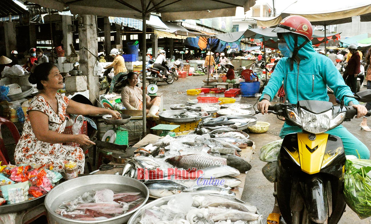 Cô Tuyết Rơi đang bán cá cho khách hàng